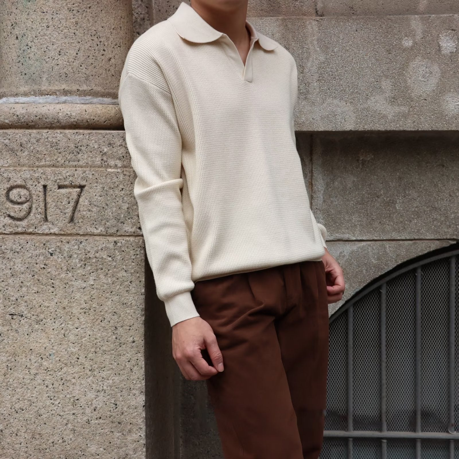 BUTTONLESS V-NECK POLO